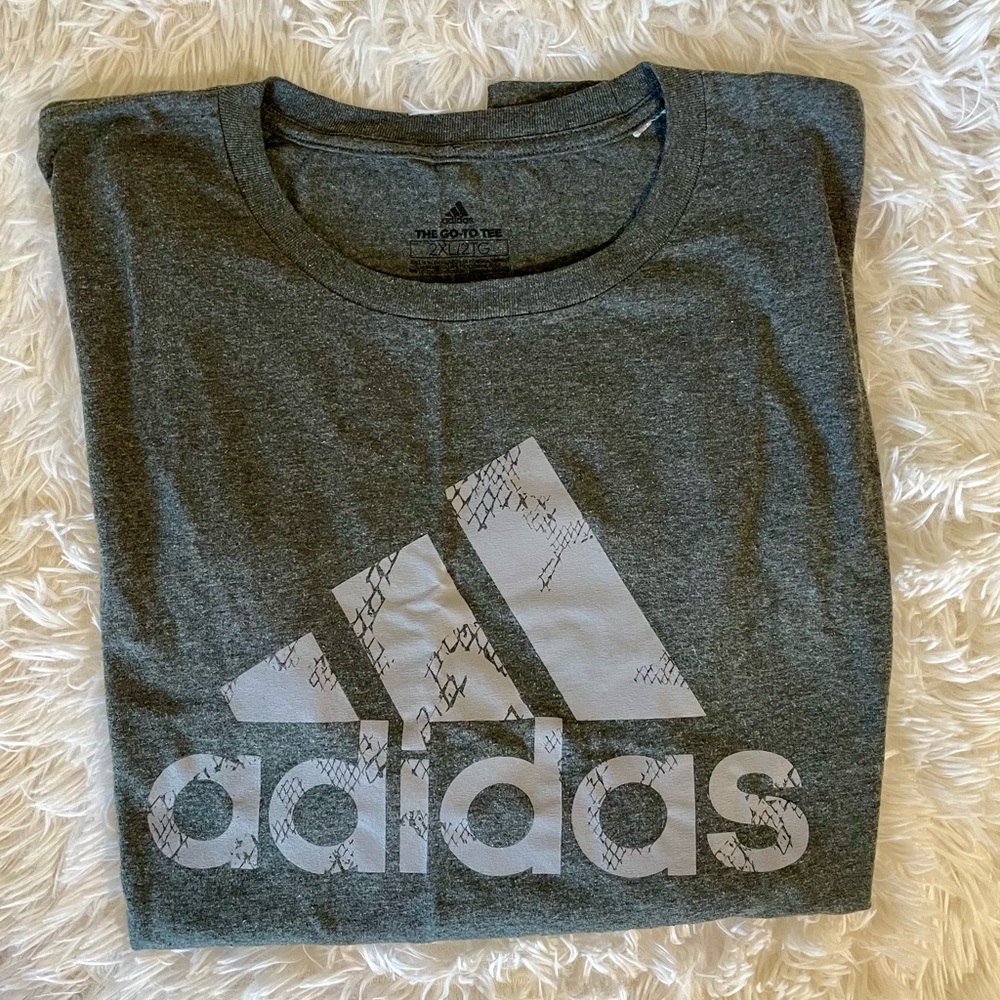 🎈Adidas Men’s Gray Logo Tee🎈